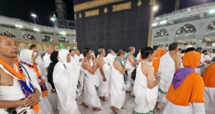 Jamaah haji Indonesia thawaf di Kabah by MCH 2020 e1655215335151