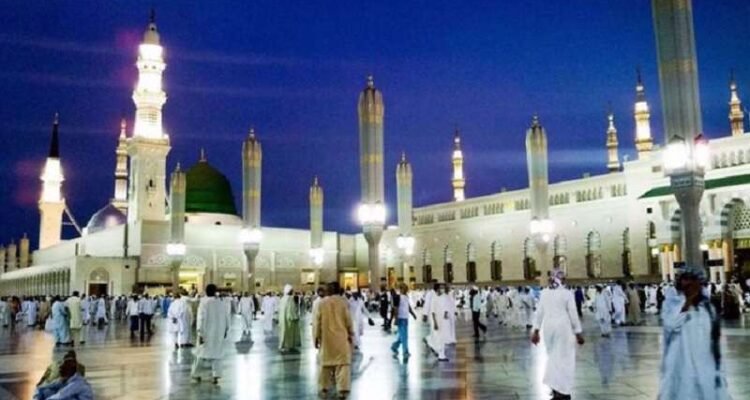 Masjid Nabawi Madinah di malam hari