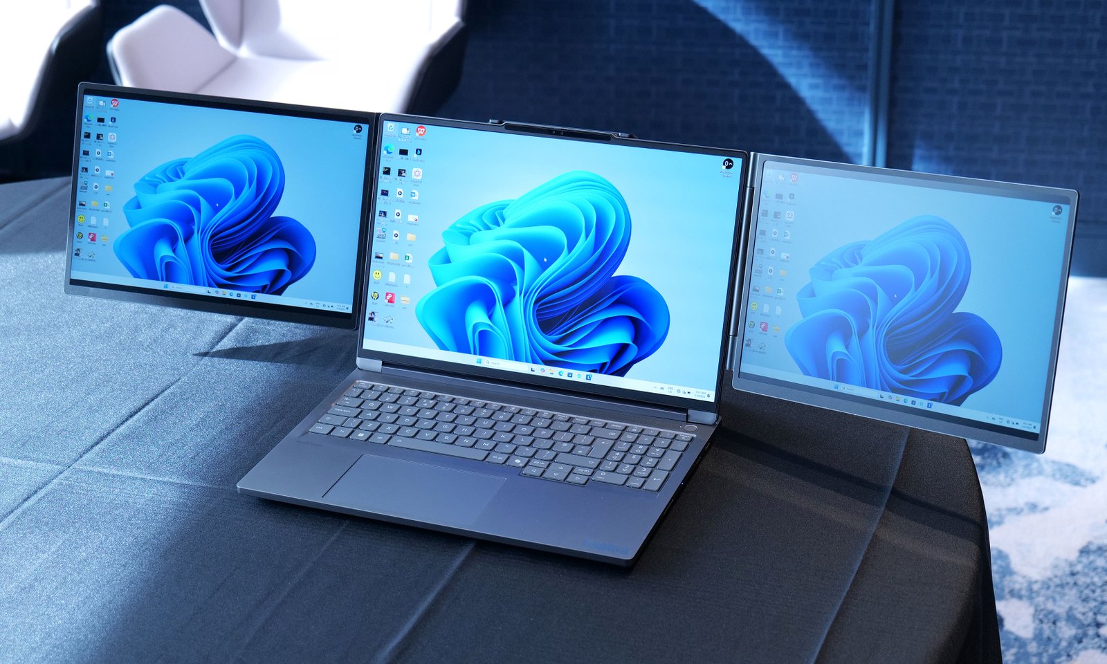 ThinkBook 16p Gen 6 baru dengan Docked dengan prototipe Lenovo Dual 13-inch Add-on. 