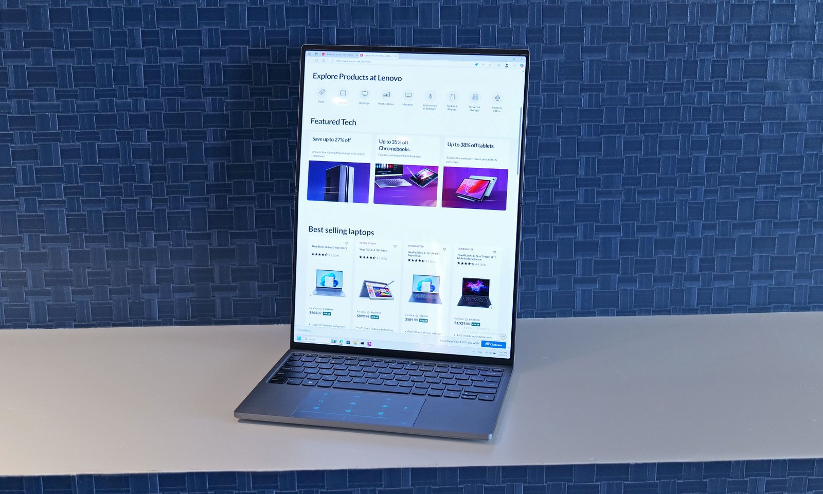 Sebuah foto yang menunjukkan layar 18 inci pada konsep flip nama kode Lenovo dalam kemuliaan penuhnya. 