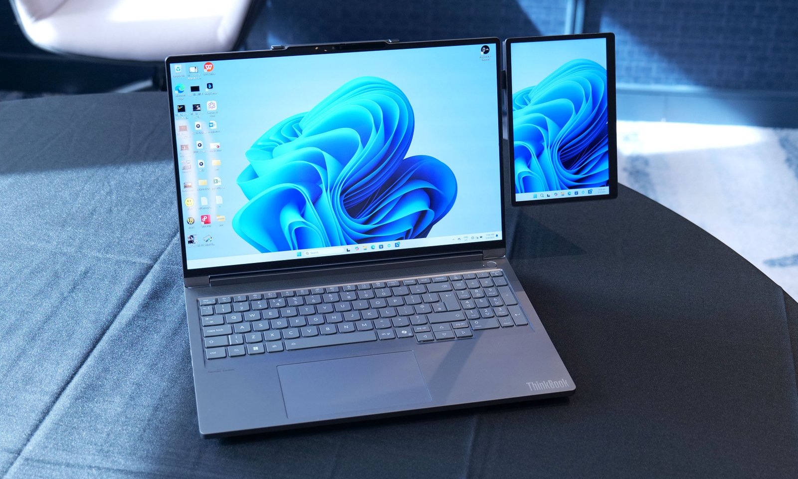 Lenovo's Magic Bay 2nd Display Concept yang melekat pada ThinkBook 16P Gen 6. 