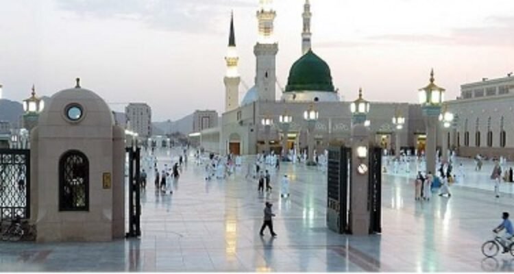 Gerbang masuk masjid Nabawi Kota Madinah