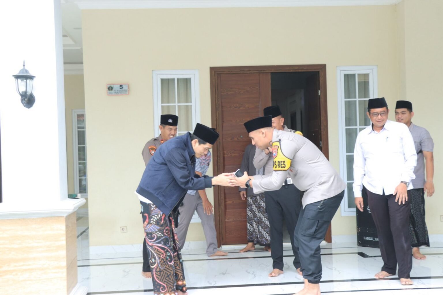 Perkuat Sinergi Kapolres Blitar Kota Silaturahmi ke Kediaman Gus Iqdam IMG 20250314 WA0120 - Info Malang Raya