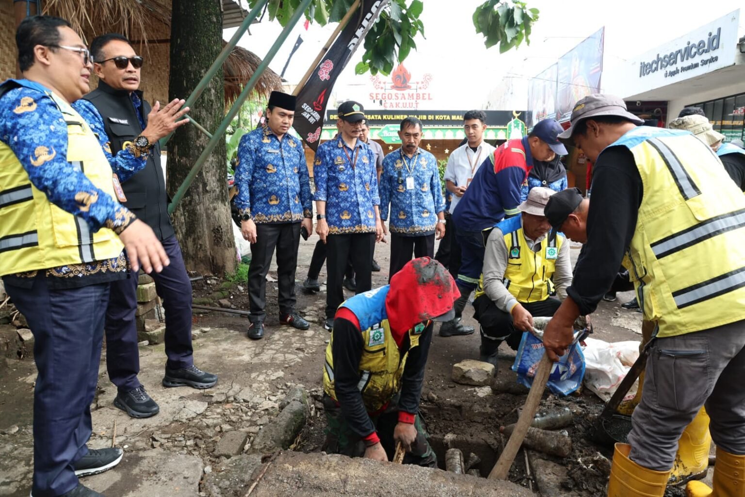 Atasi Banjir, Walikota Wahyu Turun Tangan Normalisasi Drainase Soehat IMG 20250318 WA0185 - Info Malang Raya