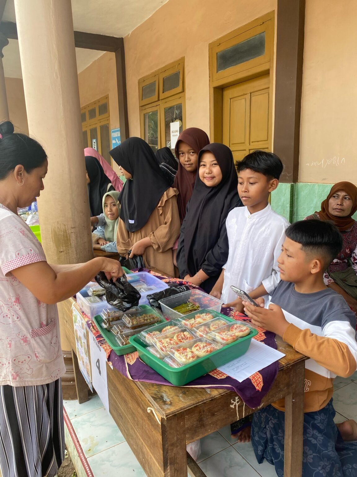 Bazaar Takjil di MIS Darul Yaqin Kalipare: Ajang Pelestarian Jajanan Tradisional dan Pembelajaran Kewirausahaan IMG 20250322 WA0289 - Info Malang Raya