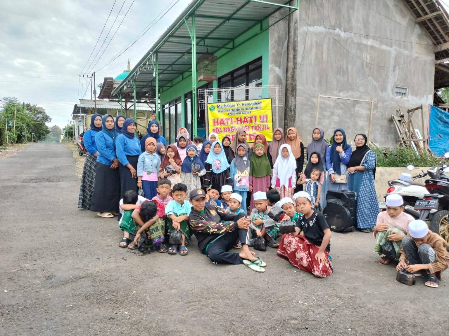 MI Darul Yaqin Berbagi Takjil, Warga Antusias Menyambut IMG 20250323 WA0464 - Info Malang Raya