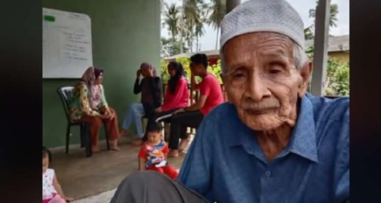 berusia 100 tahun Mat Zin Abdullah dari Kampung Tiang Kulat masih puasa