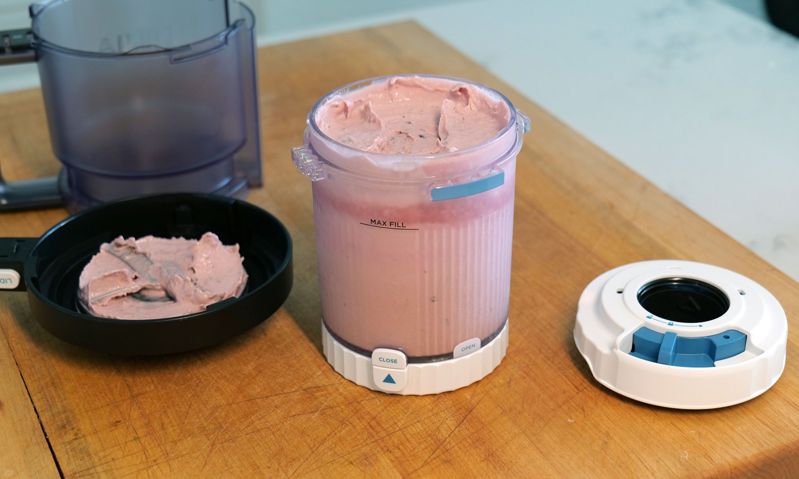 Ninja Swirl by Creami Review: Ini mungkin pembuat es krim rumah terbaik 8 Jika Anda ingin membuat sajian lembut, setelah menggunakan tutup dayung standar (kiri) untuk memutar basis es krim Anda, Anda harus memasang tutup sajian lembut khusus ninja (kanan) sebelum memasukkan seluruh pint ke lubang di sisi kiri mesin.