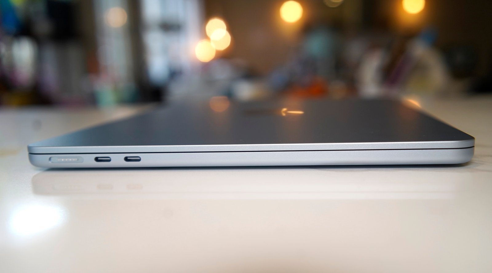 Apple MacBook Air M4 Magsafe dan USB-C Ports