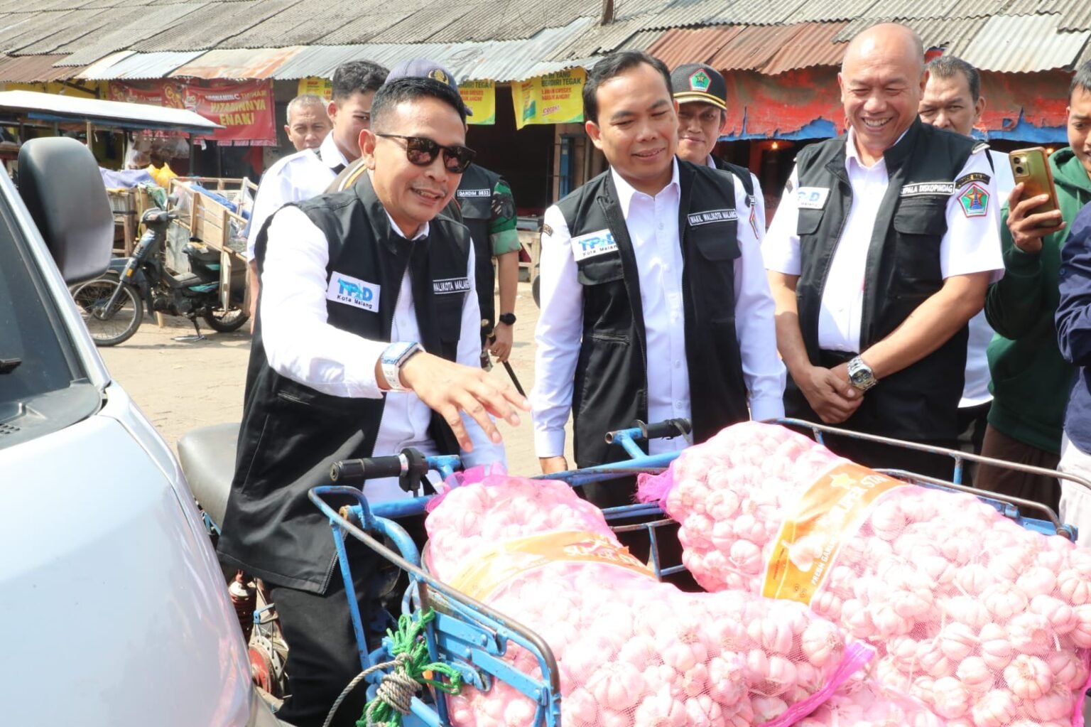 Jelang Lebaran, Walikota Wahyu Pastikan Stok Bahan Pokok dan Kebutuhan Masyarakat Aman IMG 20250410 WA0128 - Info Malang Raya