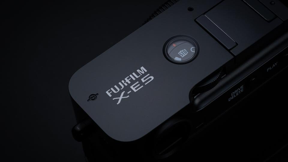 Fujifilm X-E5 pada dasarnya adalah lensa X100VI yang dapat dipertukarkan 1 Closeup dari dial simulasi film Fujifilm X-E5.