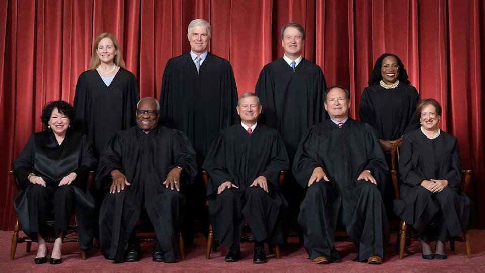 Mahkamah Agung menjunjung tinggi undang -undang verifikasi usia situs porno Texas 1 Hakim Agung AS duduk.