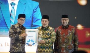 KH Achmad Dahlani Idrus Diberi Penghargaan Sebagai Tokoh IBF Paling Berdedikasi