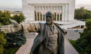 Kyrgyzstan Lenin patung