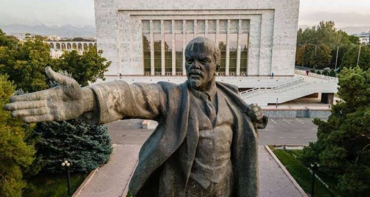 Kyrgyzstan Lenin patung
