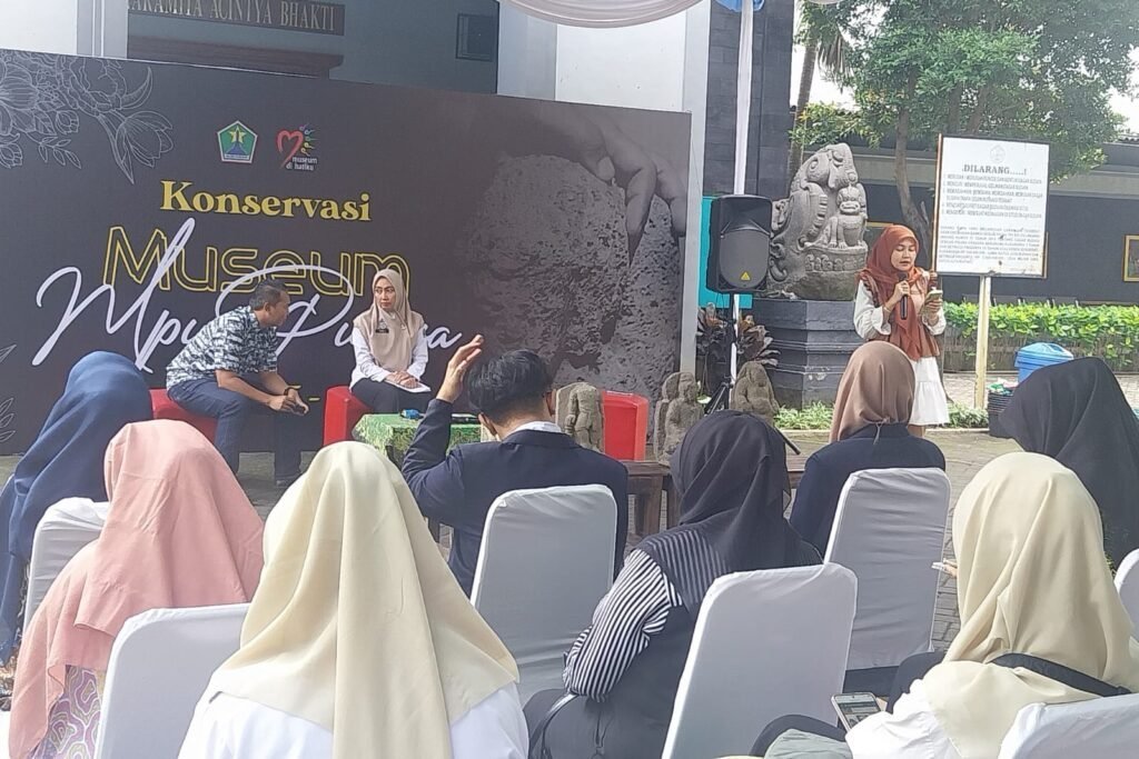 IMR - Konservasi Museum Mpu Purwa, Dindikbud Ajari Guru dan Masyarakat Cara Merawat Arca 2 WhatsApp Image 2025 06 25 at 17.59.50 47a4574d