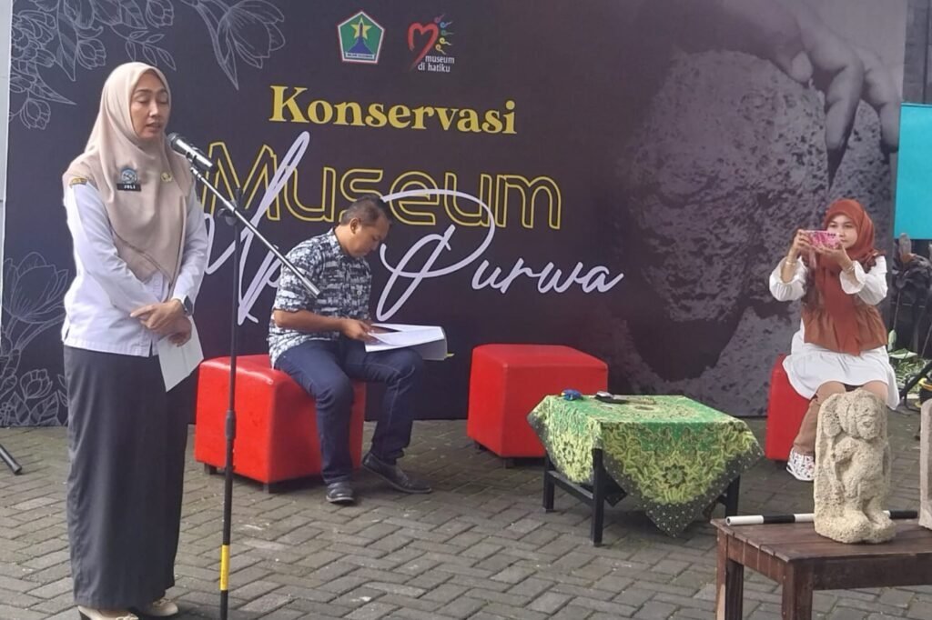 IMR - Konservasi Museum Mpu Purwa, Dindikbud Ajari Guru dan Masyarakat Cara Merawat Arca 1 WhatsApp Image 2025 06 25 at 18.00.16 232c09a1