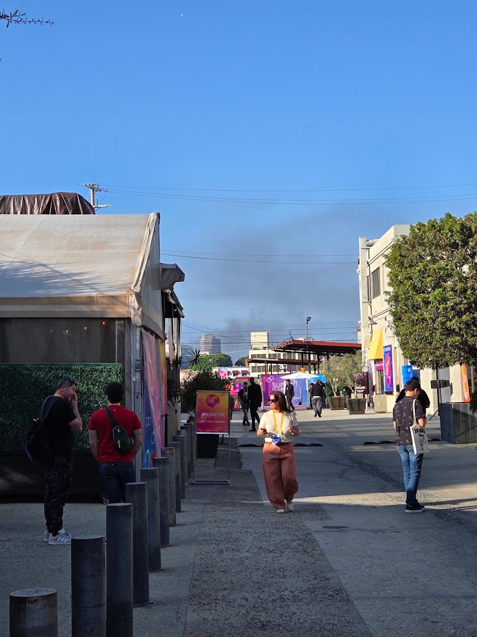 Yang terjadi saat Waymos terbakar - Info Malang Raya Asap hitam dari kendaraan Waymo yang terbakar melayang di atas musim panas Fest 2025 Play Days.