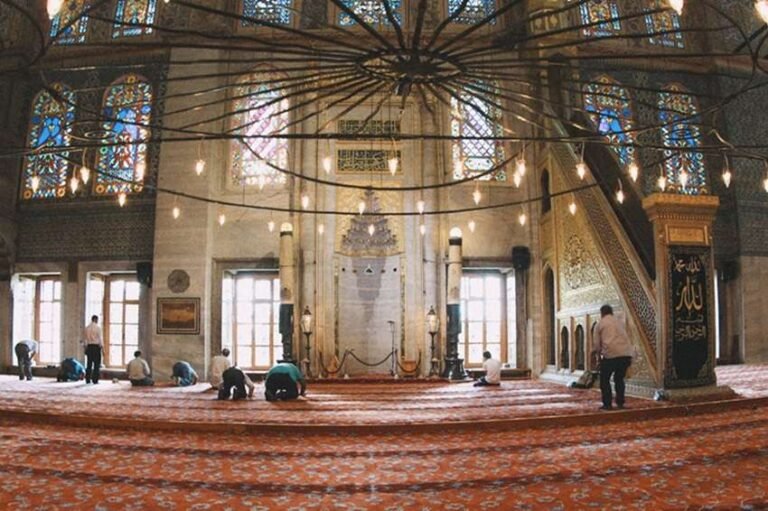 hukum duduk di masjid