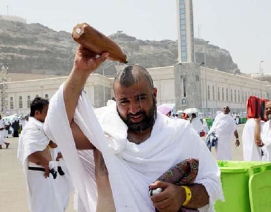 panas di Arab Saudi jamaah haji mengguyurkan air ke kepala