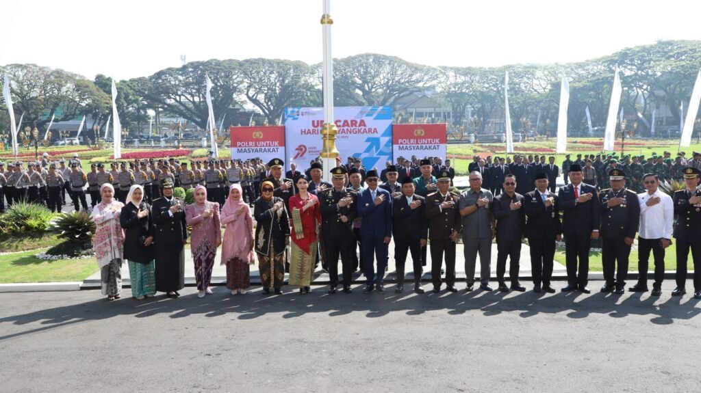IMR - Polri untuk Masyarakat Jadi Tema Hari Bhayangkara ke-79. Kapolresta Nanang, Pimpin Upacara di Balai Kota Malang 1 9d30fe88 9ede 45aa a84e 99d2b4fd2fc8