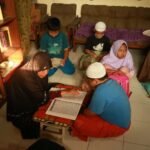 Anak anak dan orang tua belajar mengaji - Info Malang Raya