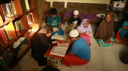 Anak anak dan orang tua belajar mengaji - Info Malang Raya