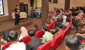 BERI SEMANGAT Bupati Nganjuk Marhaen Djumadi tengah me - Info Malang Raya