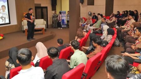 BERI SEMANGAT Bupati Nganjuk Marhaen Djumadi tengah me - Info Malang Raya