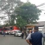 Dua bus yang ditertibkan oleh petugas gabungan di Kota Malang