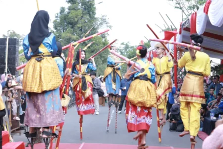 Festival Egrang XIII Tanoker di Ledokombo 26 Juli 2025.webp - Info Malang Raya