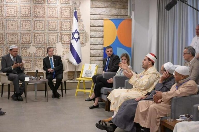 Imam masjid Eropa ini menyanyi lagu israel di depan pemimpin zionis