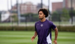 Joshua Zirkzee Tak Khawatir Jika Man United Beli Penyerang Lagi @ iYasser99 - Info Malang Raya