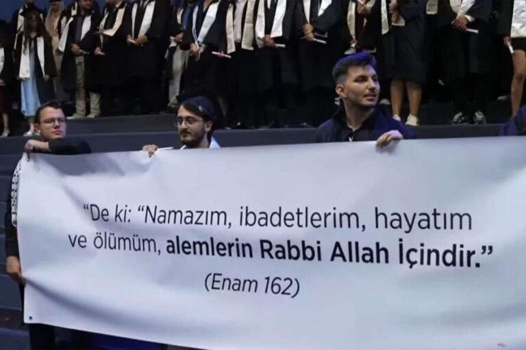 Mahasiswa pro Kemal Ataturk atau kemalis menutupi banner pesan Al Quran e1752679350418 - Info Malang Raya