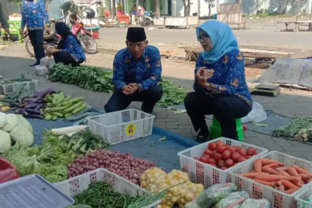 Mak Rini belanja.webp - Info Malang Raya