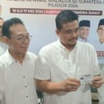 Walikota Medan Bobby Nasution saat menunjukan KTA kader Partai Gerindra - Info Malang Raya