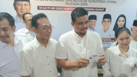 Walikota Medan Bobby Nasution saat menunjukan KTA kader Partai Gerindra - Info Malang Raya