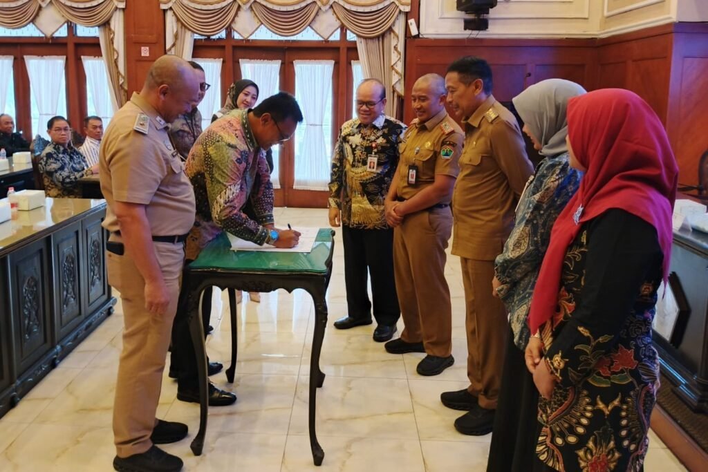 IMR - Operasional Belum Jelas, SK KMP untuk 57 Kelurahan Diserahkan 1 WhatsApp Image 2025 06 30 at 14.59.26 3009b84c