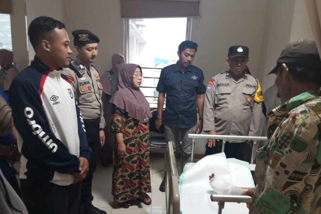 IMR - Tembok Pagar Pasar Besar Ambrol Celakai Penjual Pisang 1 WhatsApp Image 2025 07 01 at 17.32.05 e1e5492b