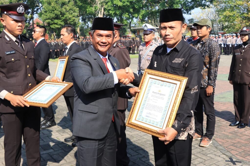 IMR - Warga Bantu Polisi, Terima Penghargaan 1 a6d052cc 2543 4e4f 81cc 2e5000b2fc84