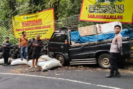 pikap nyusruk.webp - Info Malang Raya