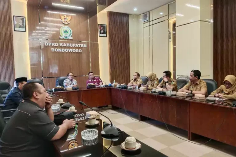 rapat dpr.webp