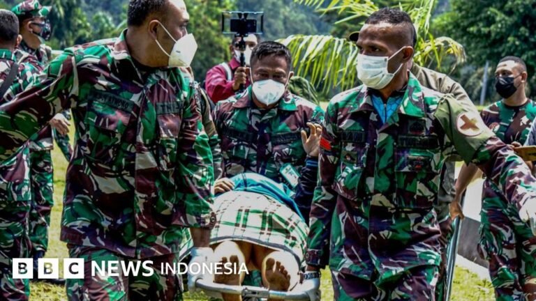 120635506 antarafoto evakuasi korban nakes kiwirok pegubin 170921 ith 2 - Info Malang Raya