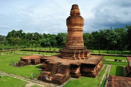 38. Candi Muara Takus dibangun pada masa kerajaan Sriwijaya berdiri 1 1024x685 1 - Info Malang Raya