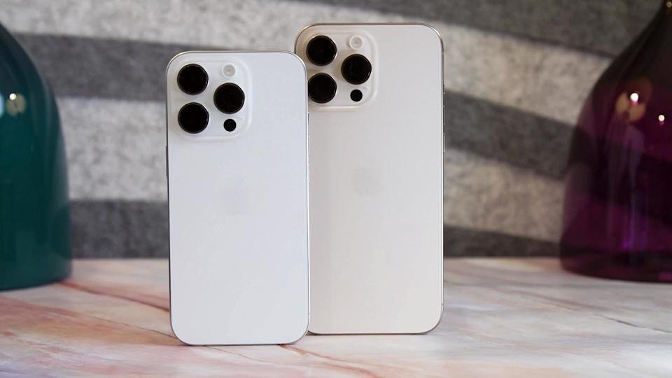IPhone 16 Pro dan iPhone 16 Pro Max duduk di atas meja.