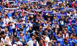 Aremania mendukung Arema FC saat melawan Persib Bandung di Stadion Kanjuruhan - Info Malang Raya