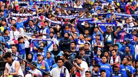 Aremania mendukung Arema FC saat melawan Persib Bandung di Stadion Kanjuruhan - Info Malang Raya
