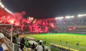 FLARE Bonek nyalakan flare di Stadion GBT saat Persebaya menjamu Bali - Info Malang Raya