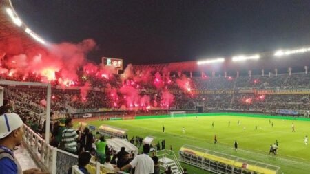 FLARE Bonek nyalakan flare di Stadion GBT saat Persebaya menjamu Bali - Info Malang Raya