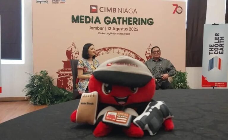 Head of Region Jawa Timur CIMB Niaga Rhena Octaria kiri dan Corporate Communications Head CIMB Niaga - Info Malang Raya